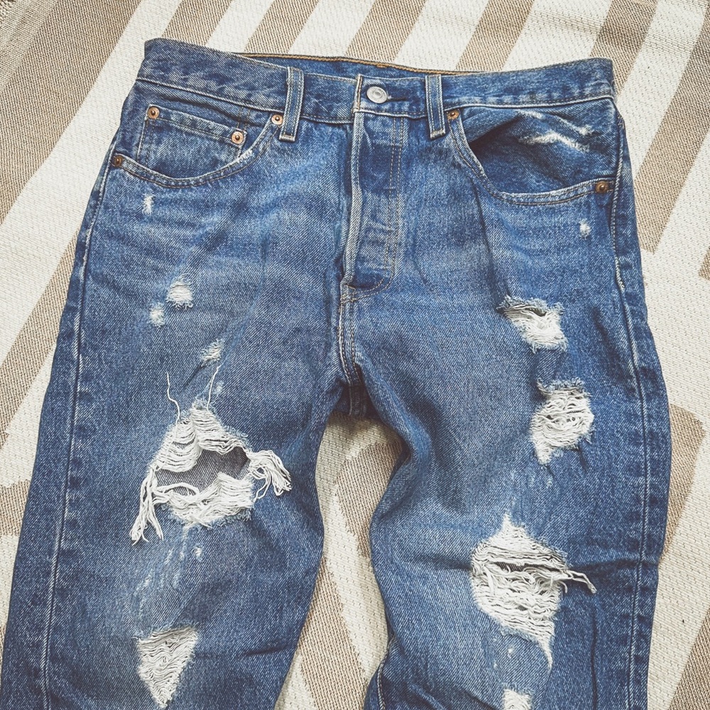 Levi’s women’s 501 distressed style high rise 27 x 26